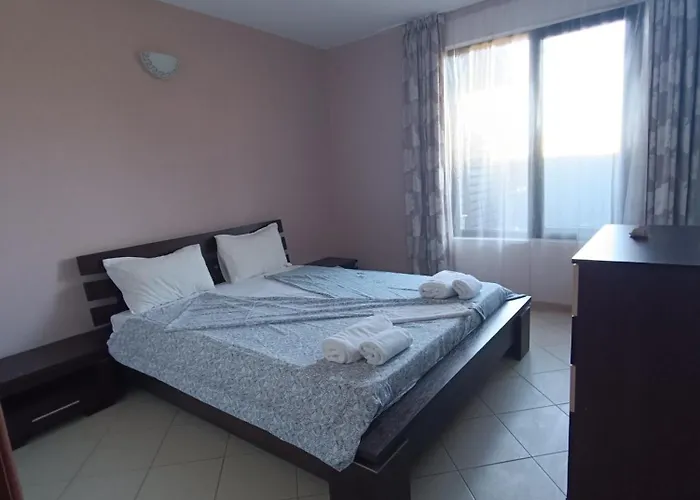 Oasis House , Nevena 로제넷츠